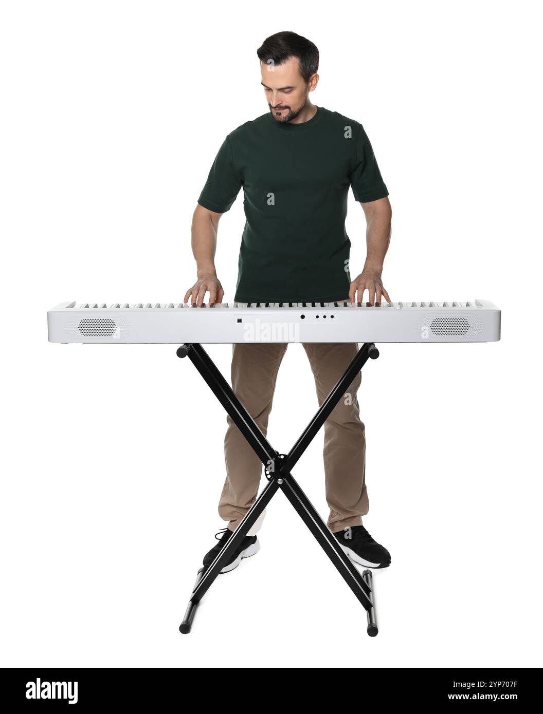 Uomo barbuto che suona sintetizzatore su sfondo bianco Foto Stock