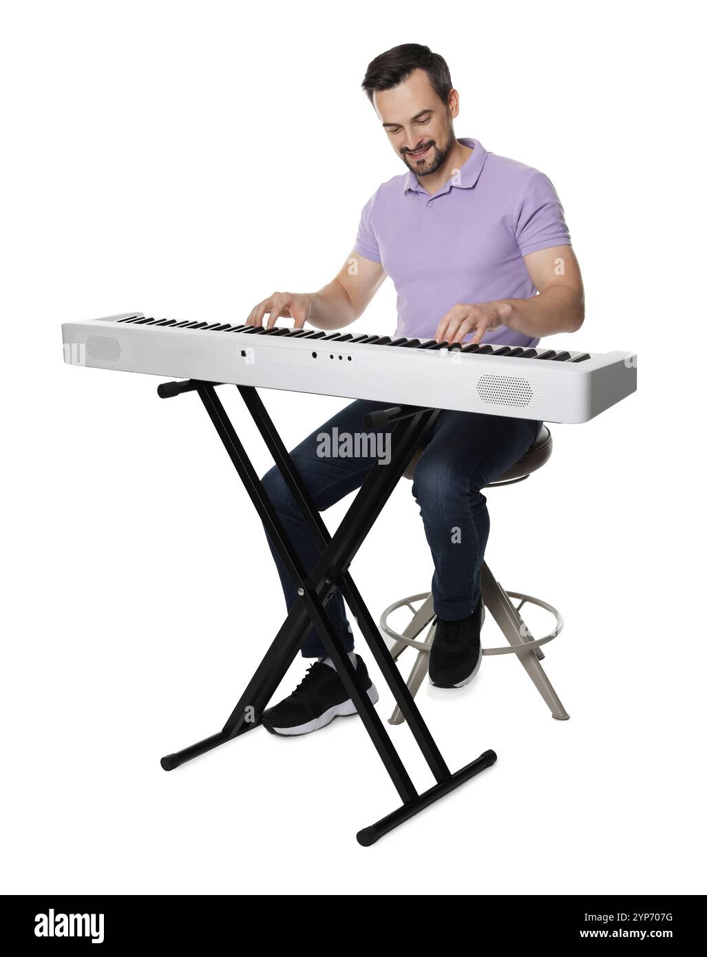 Uomo barbuto che suona sintetizzatore su sfondo bianco Foto Stock
