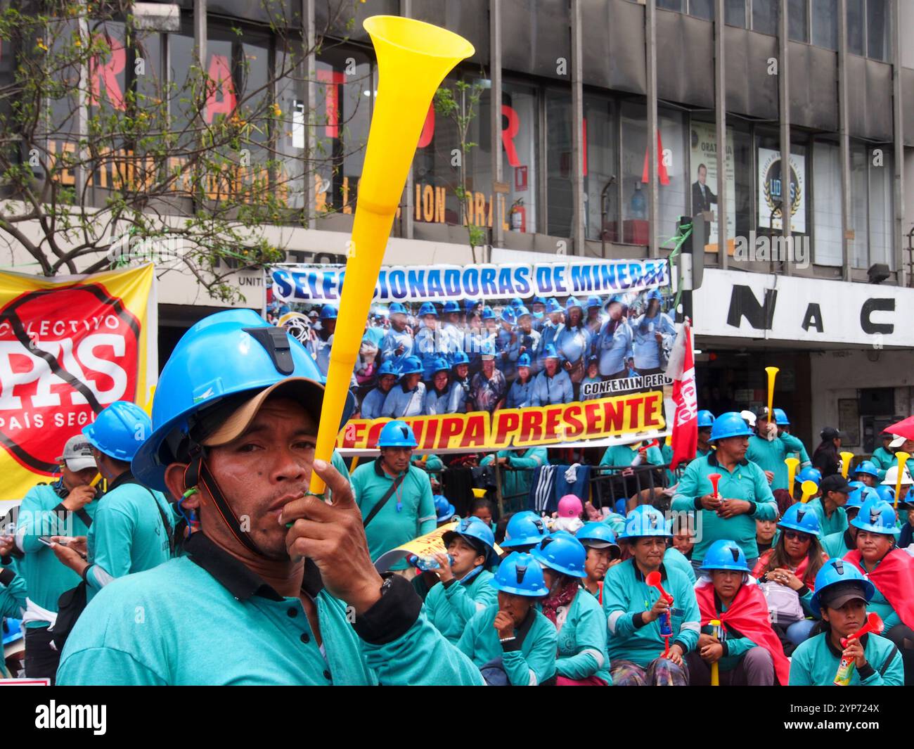 Lima, Perù. 28 novembre 2024. Un minatore che suona un bugle quando i minatori artigianali partecipano a una protesta di fronte al Congresso peruviano di Lima. Migliaia di minatori artigianali protestano e bloccano le strade in tutto il Perù da diversi giorni chiedendo un'estensione fino al 2026 della linea morta per la registrazione in un registro di stato (REINFO) che scade a dicembre cercando di formalizzare la loro attività. Credito: Fotoholica Press Agency/Alamy Live News Foto Stock
