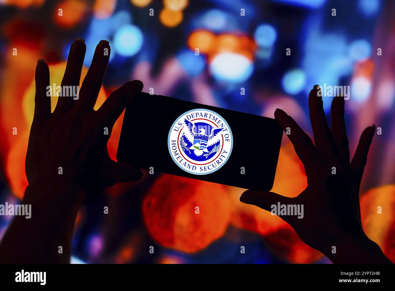 In questa immagine, il logo del Dipartimento della sicurezza interna degli Stati Uniti (DHS) viene visualizzato sullo schermo di uno smartphone Foto Stock