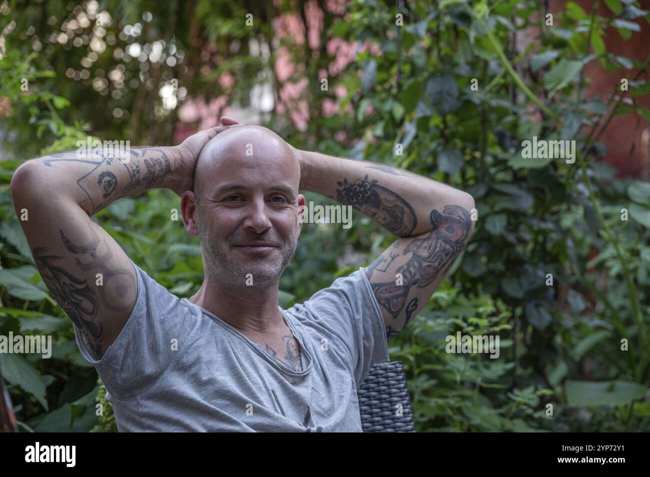 Ritratto di un giovane uomo con le braccia tatuate, Baden-Wuerttemberg, Germania, Europa Foto Stock