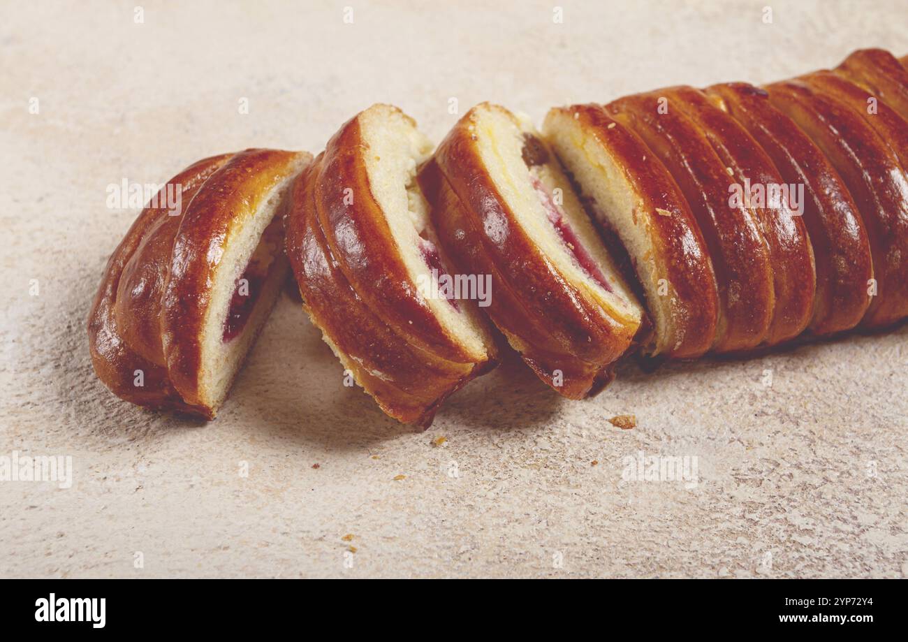 Rotolo intrecciato dolce, ripieno di marmellata e uvetta, pasticcini, pane dolce con ripieno, torta dolce, niente persone Foto Stock