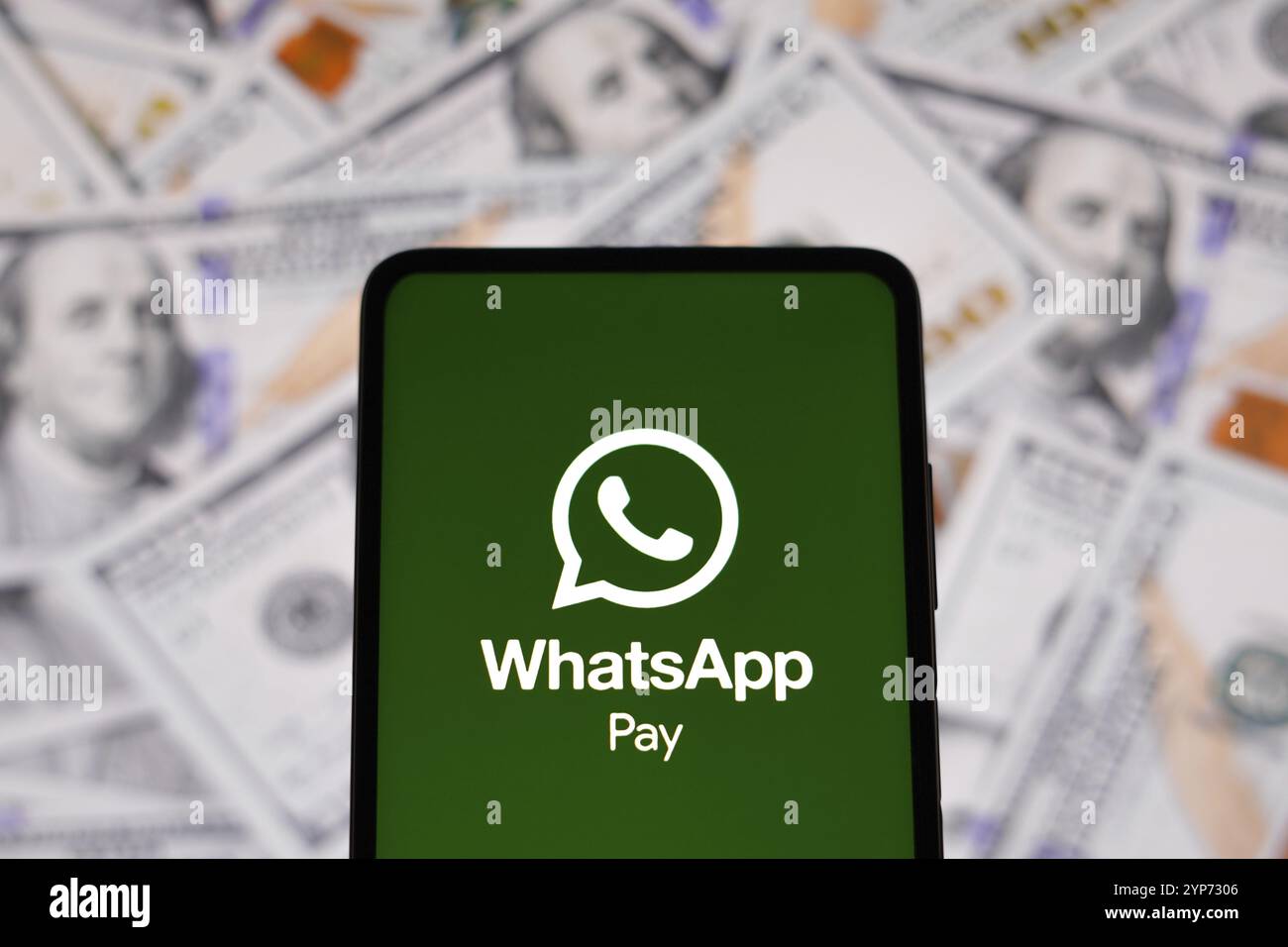 In questa immagine, il logo WhatsApp Pay visualizzato su uno smartphone Foto Stock