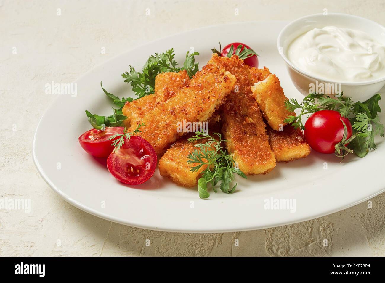 Pepite fritte di pesce, con salsa bianca, rucola e ciliegia, nessuna gente Foto Stock