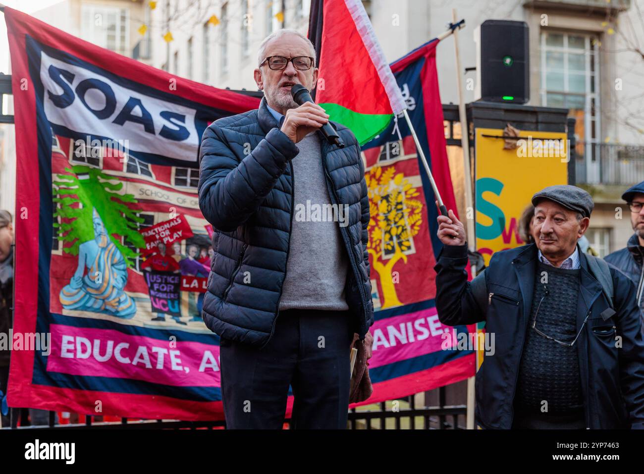 SOAS, Londra, Regno Unito. 28 novembre 2024. L'ex leader del partito laburista, Jeremy Corbyn, fa un discorso in una manifestazione fuori dalla School of Oriental and African Studies (SOAS) a sostegno della Palestina. Crediti: Amanda Rose/Alamy Live News Foto Stock