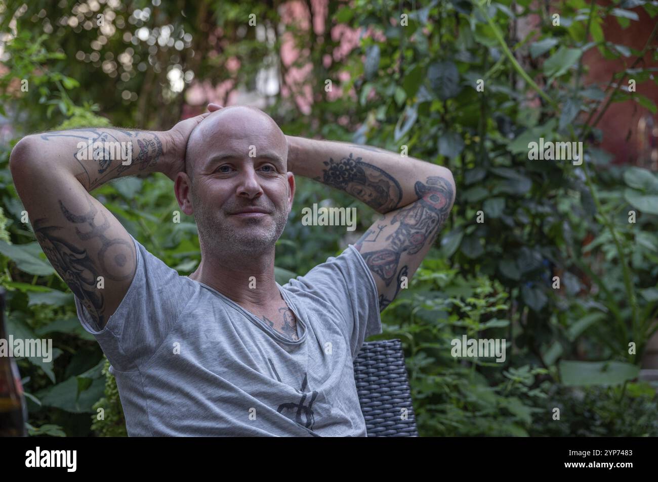 Ritratto di un giovane uomo con le braccia tatuate, Baden-Wuerttemberg, Germania, Europa Foto Stock
