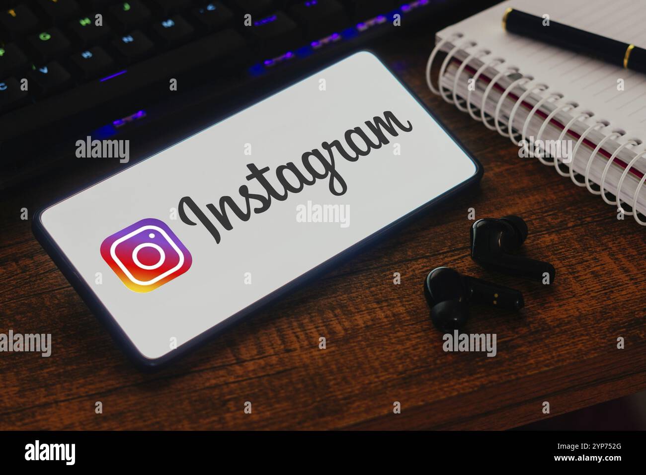 In questa immagine, il logo Instagram viene visualizzato sullo schermo di uno smartphone Foto Stock