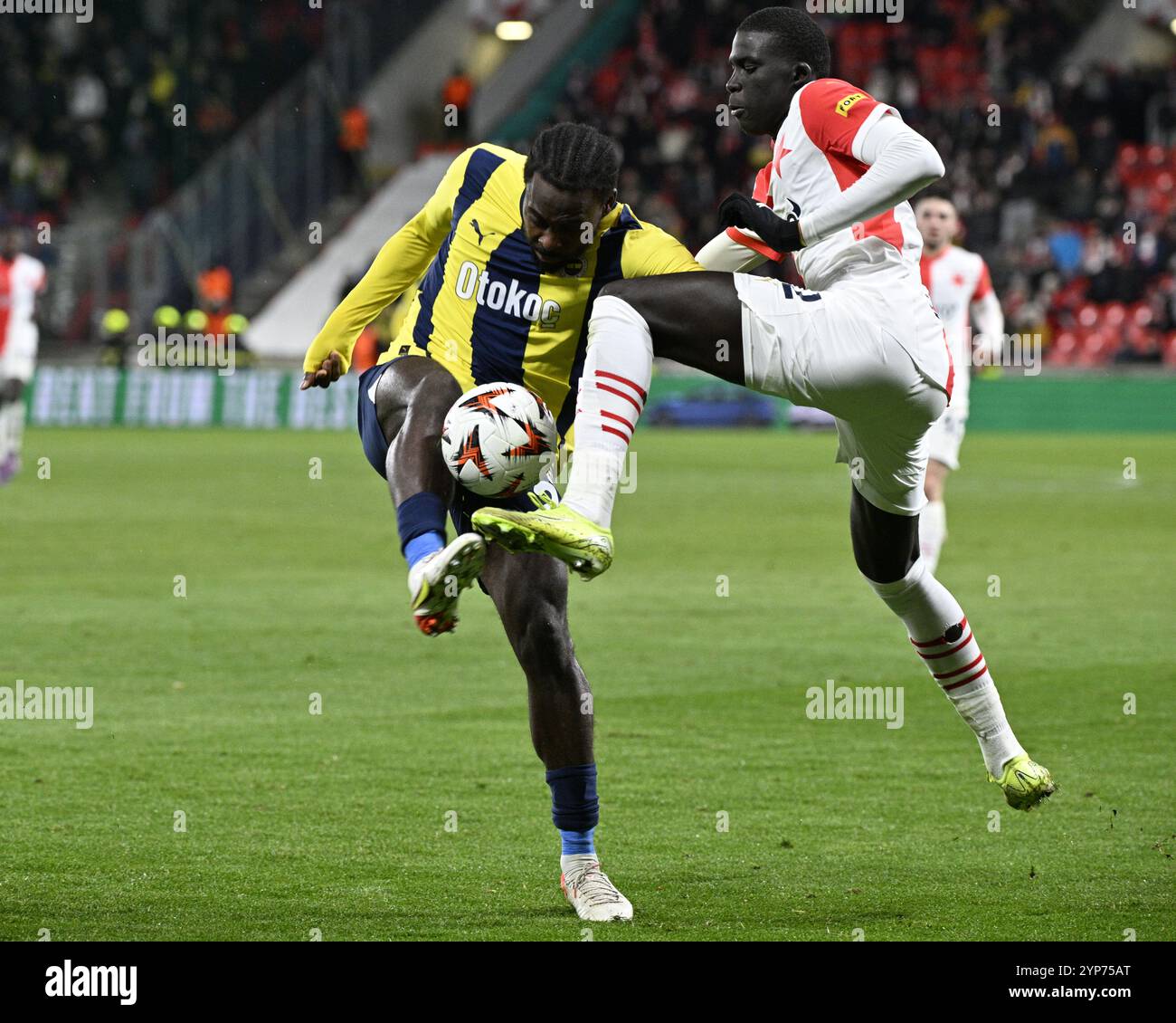 Praga, Repubblica Ceca. 28 novembre 2024. L-R Bright Osayi-Samuel (Fenerbahce) e El Hadji Malick Diouf (Slavia) in azione durante la UEFA Europa League, 5 ° round match: SK Slavia Praha - Fenerbahce Istanbul, a Praga, Repubblica Ceca, il 28 novembre 2024. Crediti: Michal Krumphanzl/CTK Photo/Alamy Live News Foto Stock