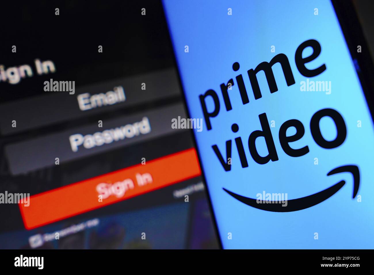 In questa immagine, il logo Amazon prime Video viene visualizzato sullo schermo di uno smartphone, accanto a una schermata di accesso, con e-mail, password e accesso Foto Stock