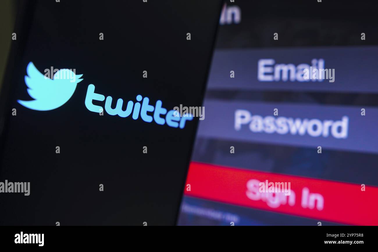 In questa immagine, il logo Twitter viene visualizzato sullo schermo di uno smartphone, accanto a una schermata di accesso, con e-mail, password e accesso Foto Stock