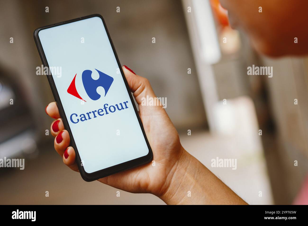 In questa immagine, il logo Carrefour viene visualizzato sullo schermo di uno smartphone Foto Stock