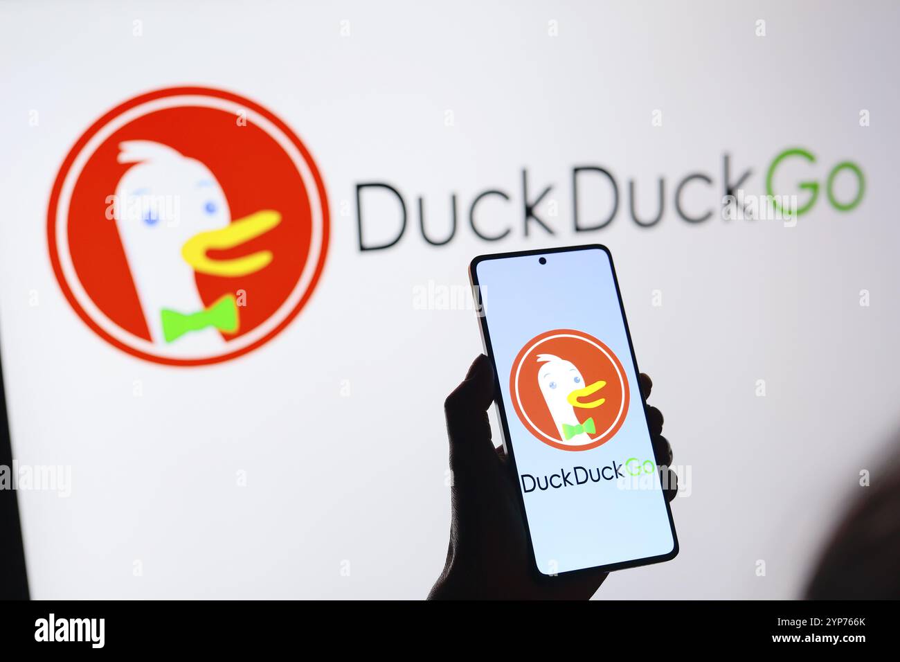 In questa immagine, il logo del browser Web DuckDuckGo viene visualizzato sullo schermo di uno smartphone e sullo sfondo Foto Stock