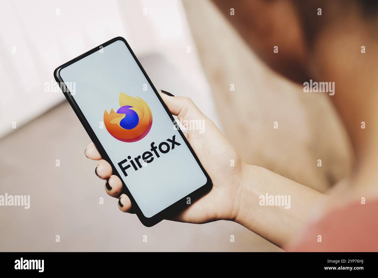 In questa immagine, il logo Mozilla Firefox viene visualizzato sullo schermo di uno smartphone Foto Stock