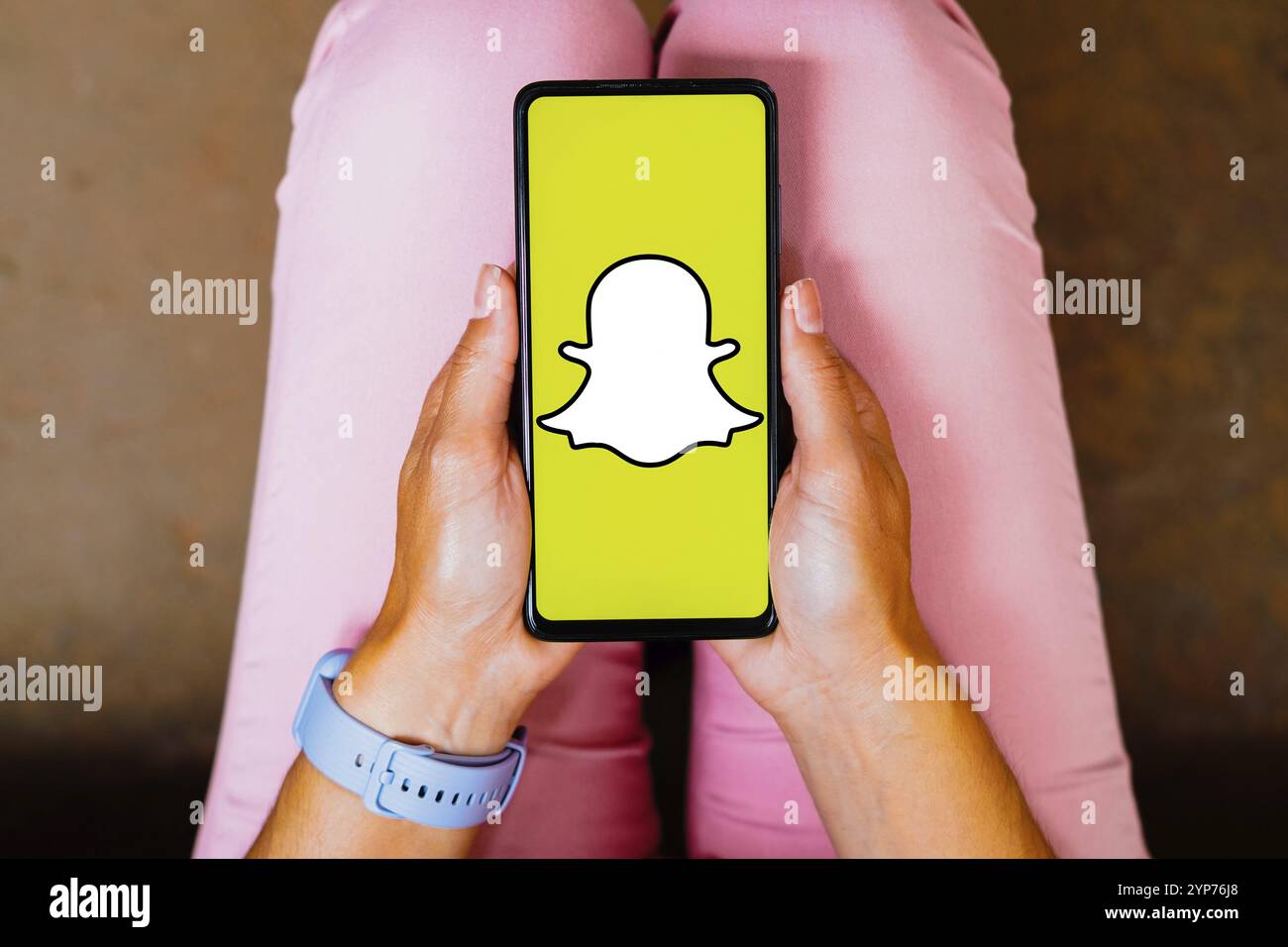 In questa immagine, il logo Snapchat viene visualizzato sullo schermo di uno smartphone Foto Stock