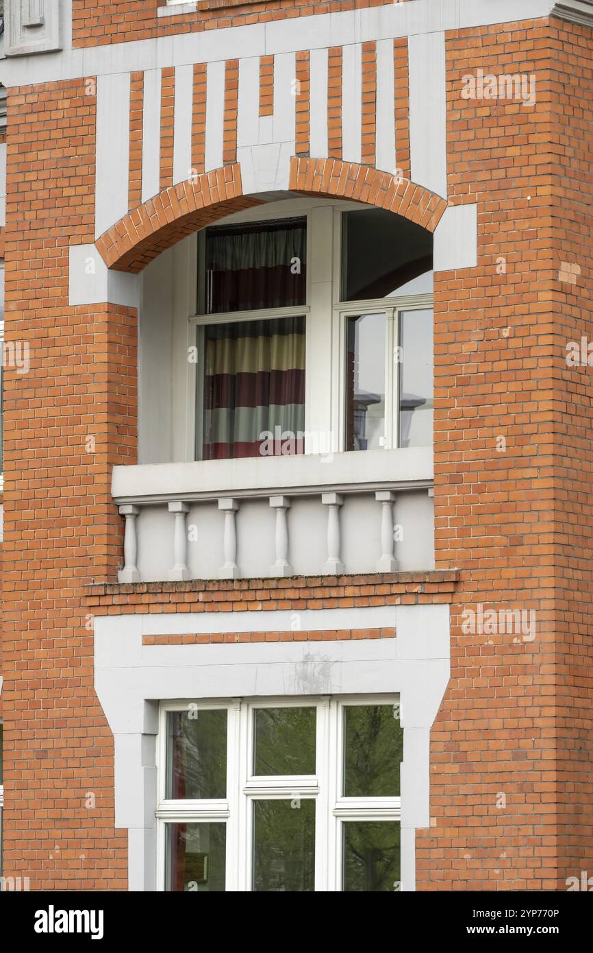 Dettagli di un edificio residenziale vecchio di 120 anni in città Foto Stock