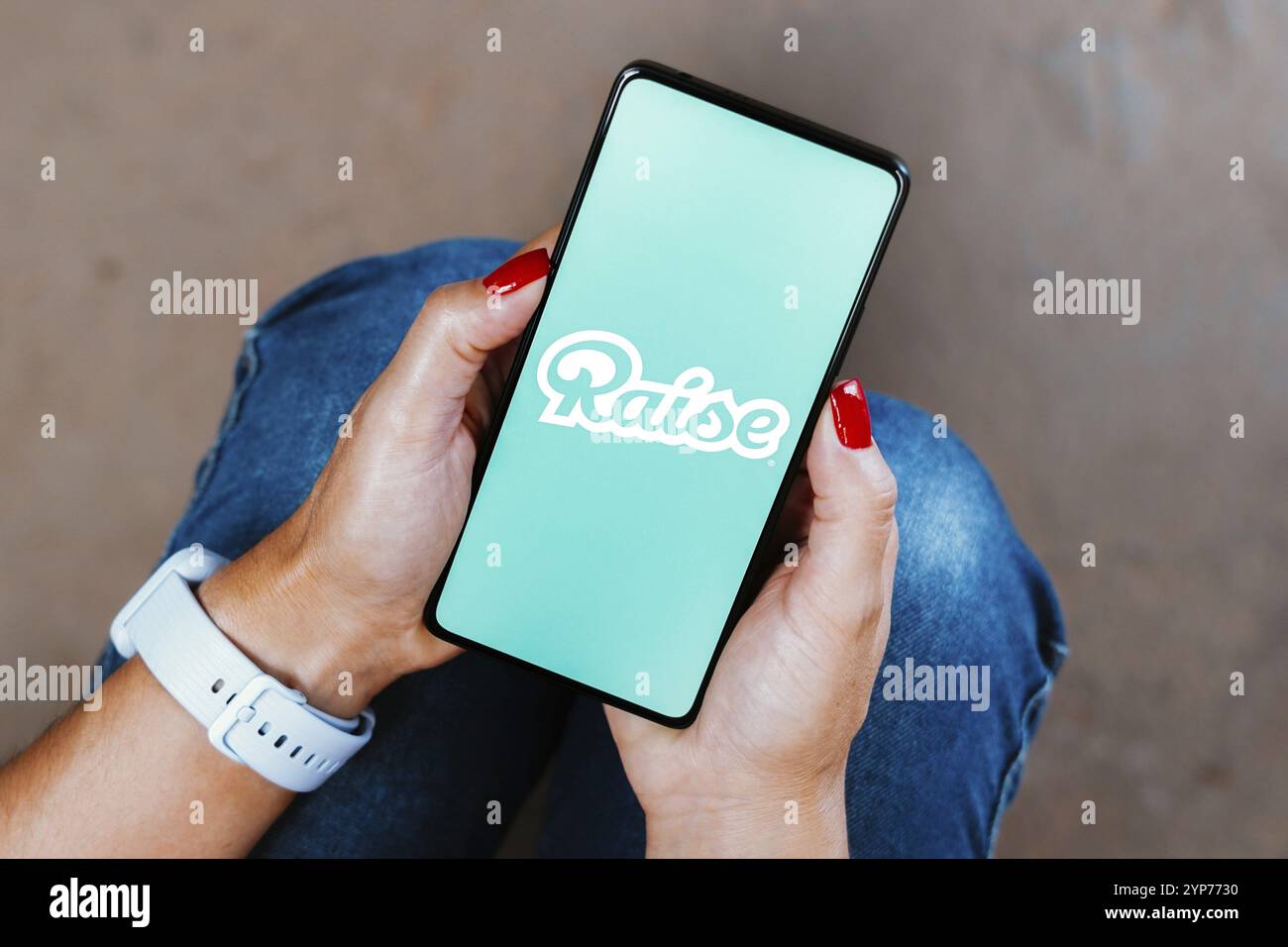 In questa immagine, il logo Raise Marketplace viene visualizzato sullo schermo di uno smartphone Foto Stock