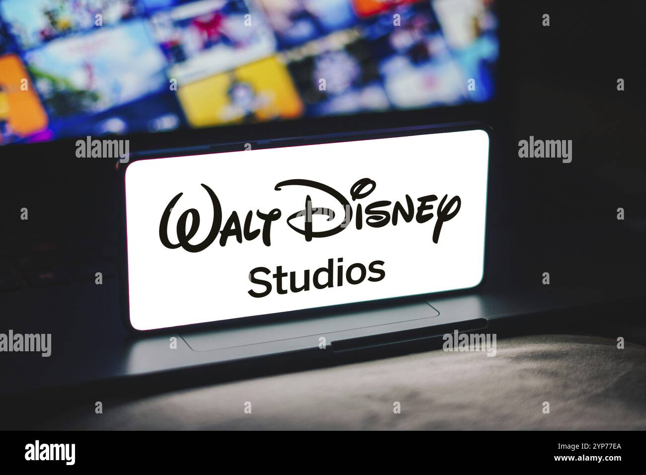 In questa immagine, il logo Walt Disney Studios viene visualizzato sullo schermo di uno smartphone Foto Stock