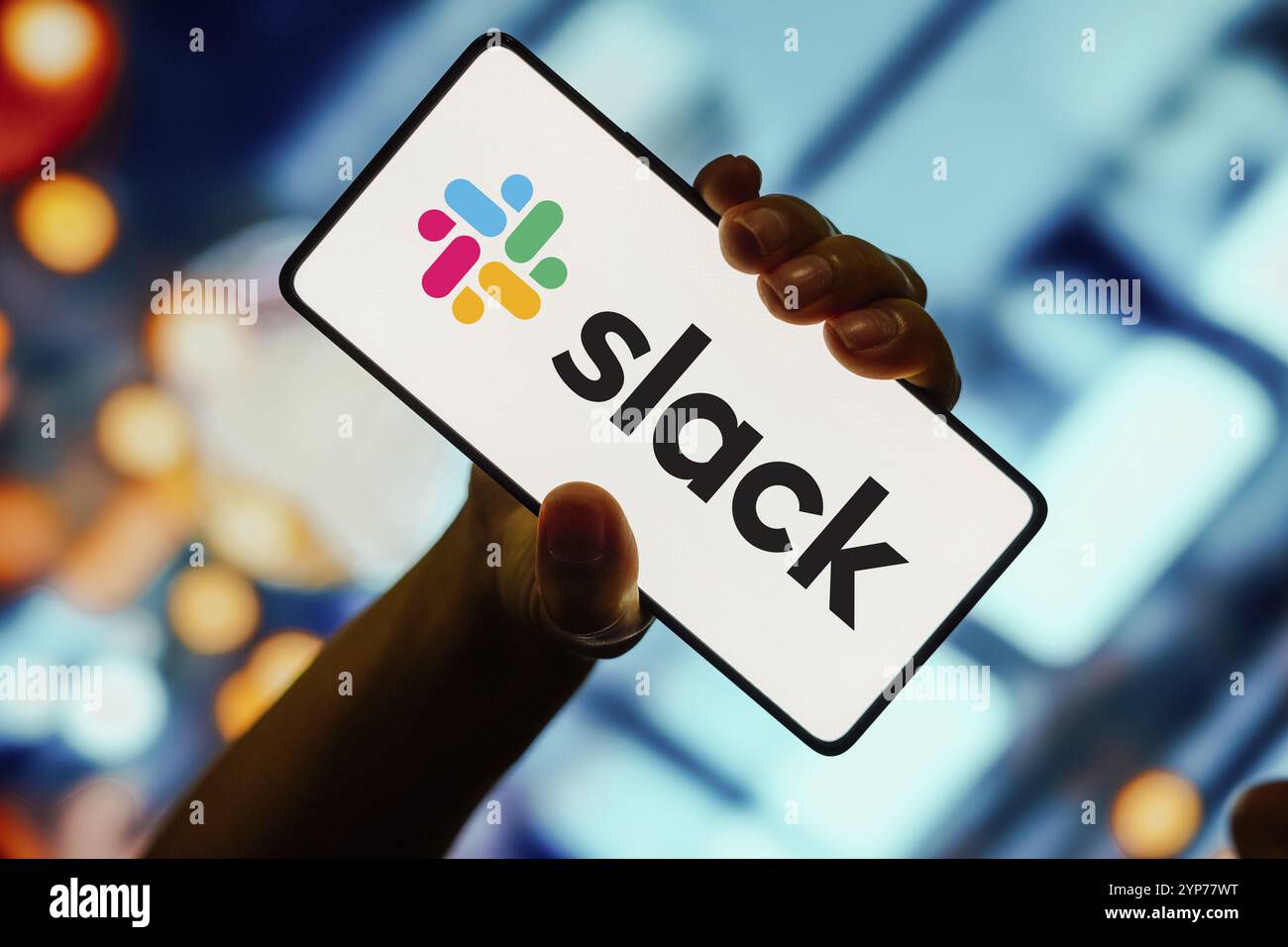 In questa immagine, il logo Slack viene visualizzato sullo schermo di uno smartphone Foto Stock