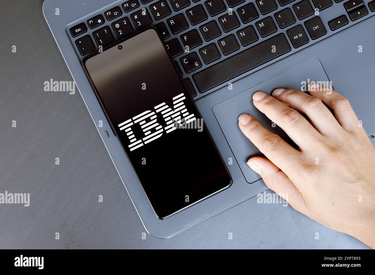 In questa immagine, il logo International Business Machines Corporation (IBM) viene visualizzato sullo schermo di uno smartphone Foto Stock