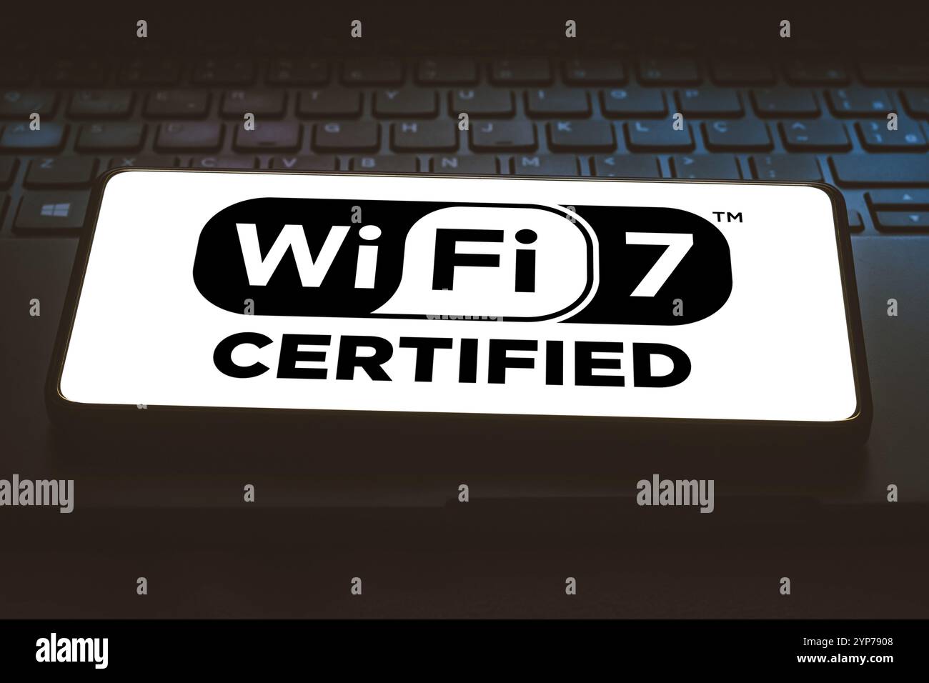 In questa immagine, il logo Wi-Fi 7 viene visualizzato sullo schermo di uno smartphone Foto Stock