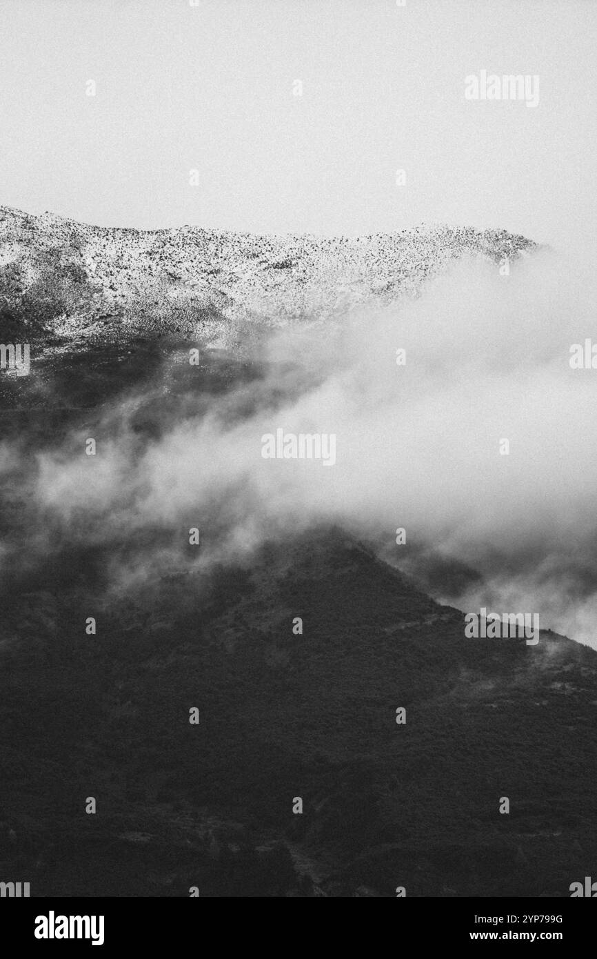Immagine in bianco e nero di una montagna nebbiosa con cime innevate, Wanaka, nuova Zelanda, Oceania Foto Stock