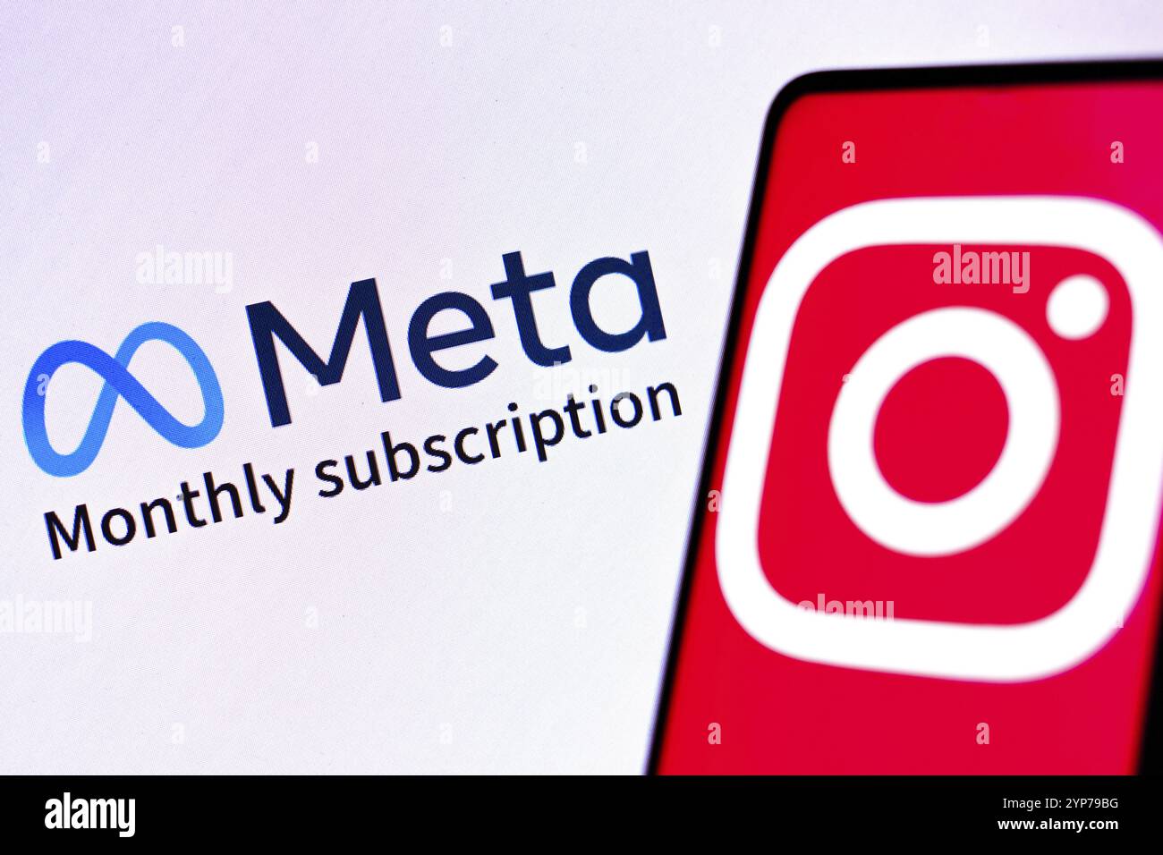 In questa immagine, il logo Instagram viene visualizzato su uno smartphone e le parole Foto Stock