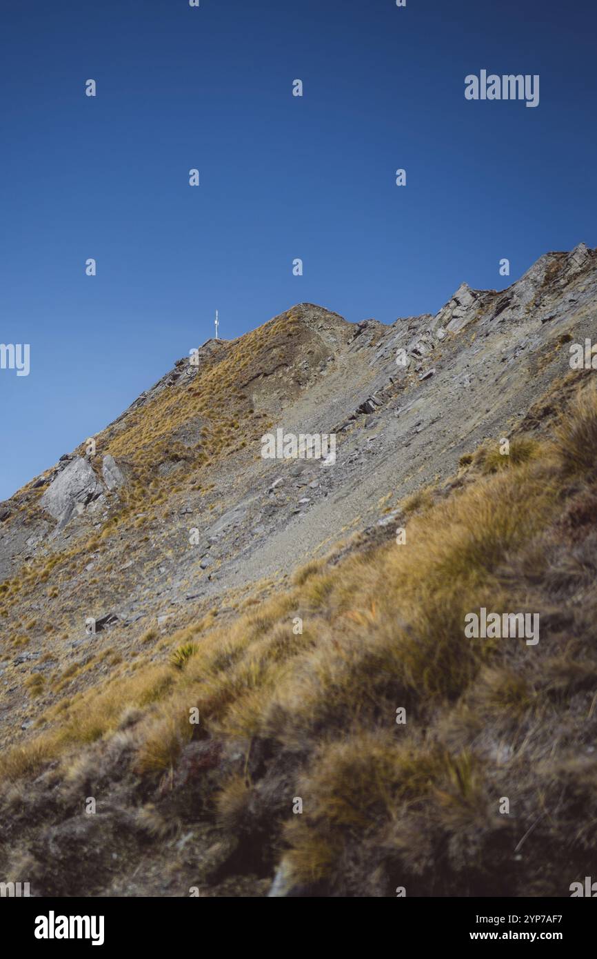 Il ripido sentiero conduce su ghiaia rocciosa con un cielo azzurro molto limpido, Roys Peak, Wanaka, nuova Zelanda, Oceania Foto Stock