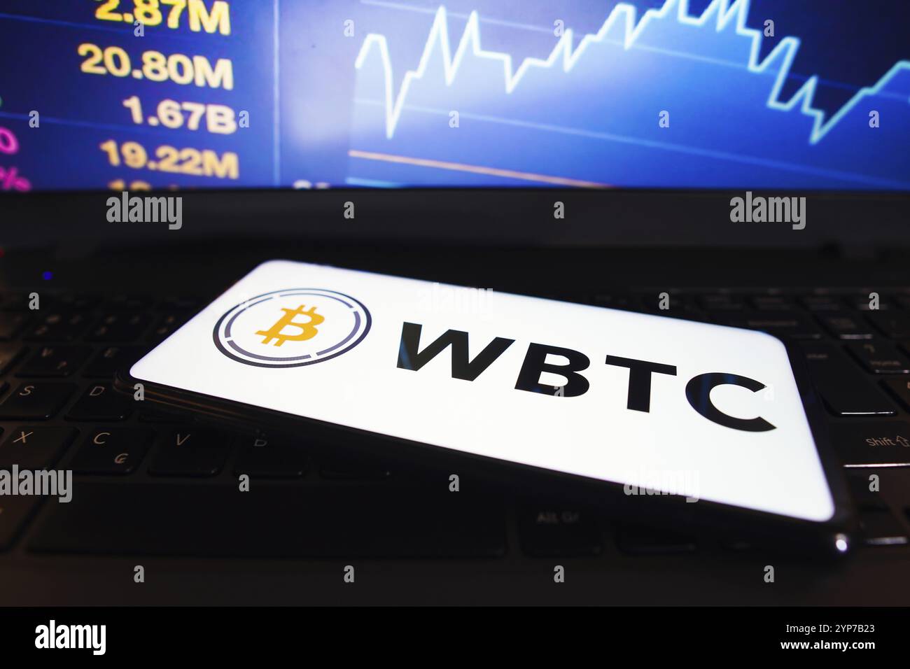 In questa immagine, il logo Wrapped Bitcoin (WBTC) viene visualizzato sullo schermo di uno smartphone Foto Stock