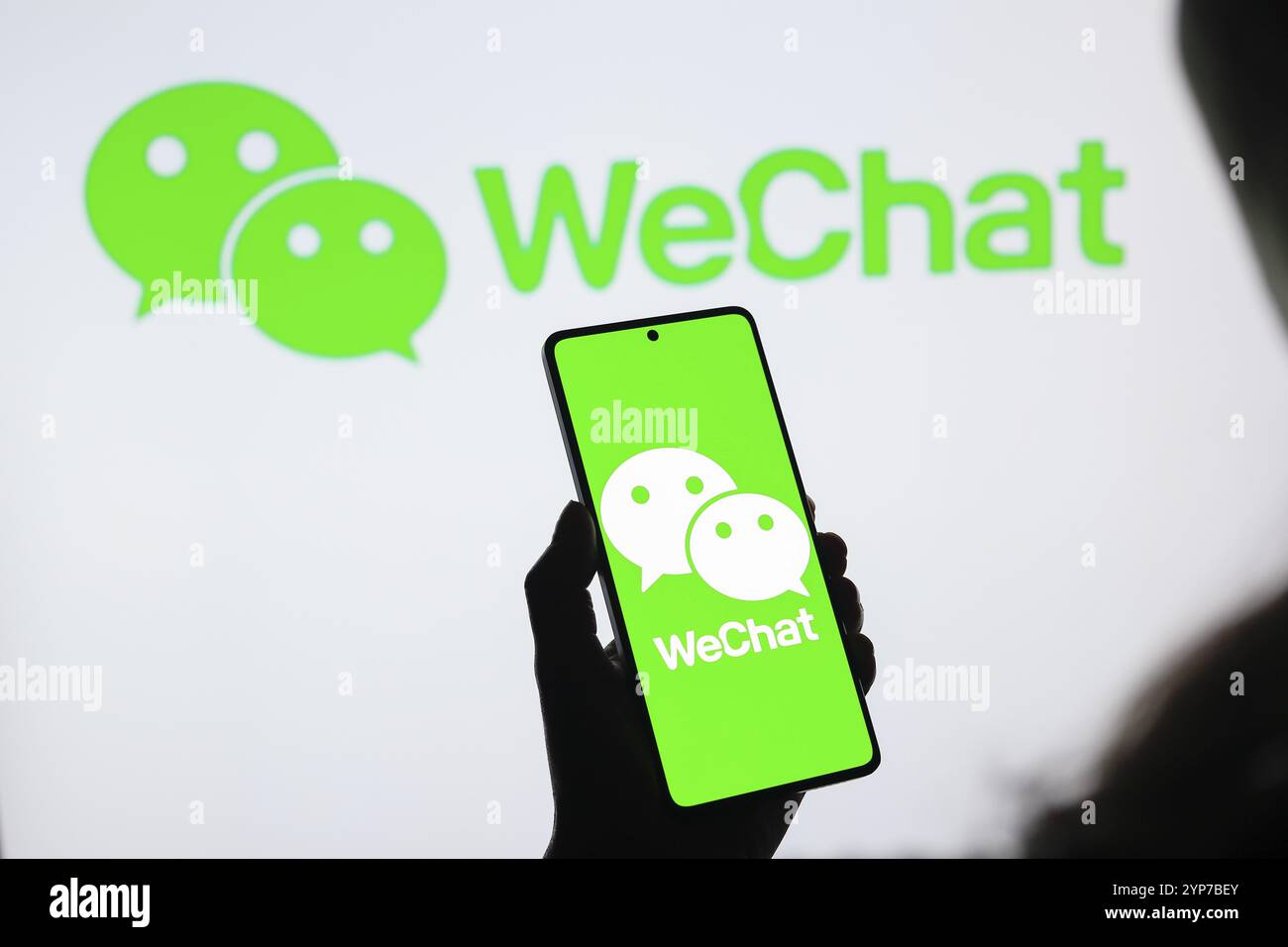 In questa immagine, il logo WeChat viene visualizzato sullo schermo di uno smartphone Foto Stock