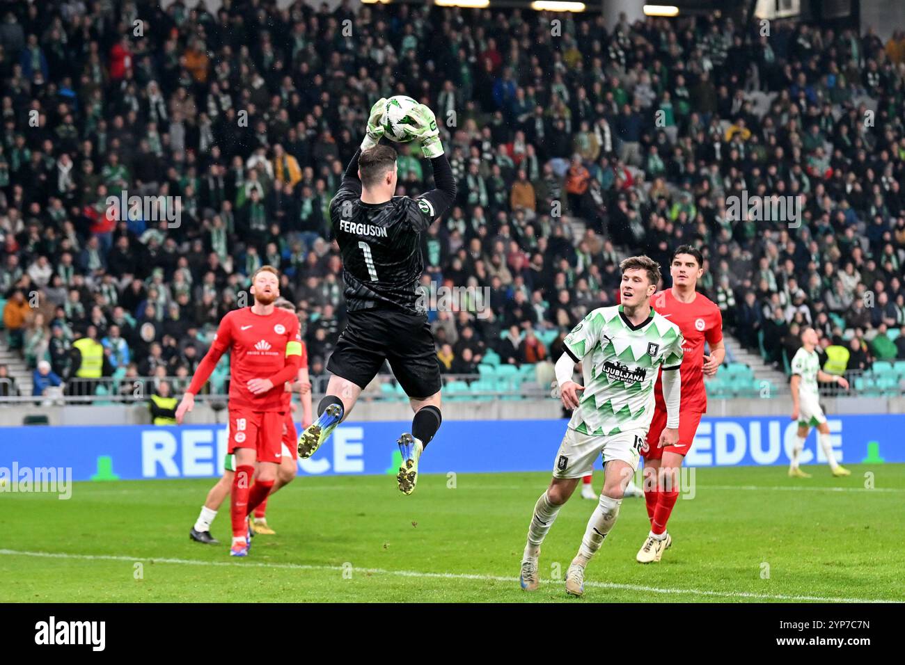 Lubiana, Slovenia. 28 novembre 2024. Lubiana, Slovenia, 28 novembre 2024: Rohan Ferguson di Larne (C) in azione durante la UEFA Conference League, fase League, partita tra Olimpija Ljubljana (Slovenia) e Larne Irlanda del Nord allo Stadio Stozice, Lubiana, Slovenia. (Igor Kupljenik/SPP) credito: SPP Sport Press Photo. /Alamy Live News Foto Stock