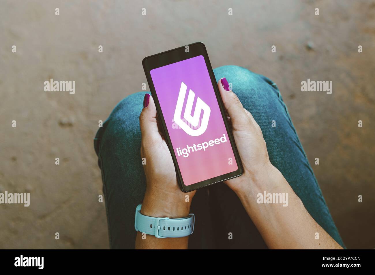 In questa immagine, il logo LightSpeed Commerce viene visualizzato sullo schermo di uno smartphone Foto Stock