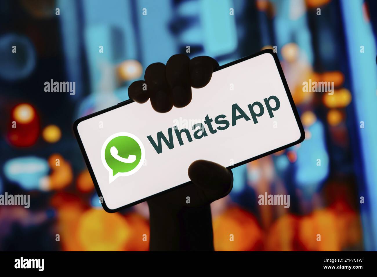 In questa immagine, il logo dell'app WhatsApp viene visualizzato sullo schermo di uno smartphone Foto Stock