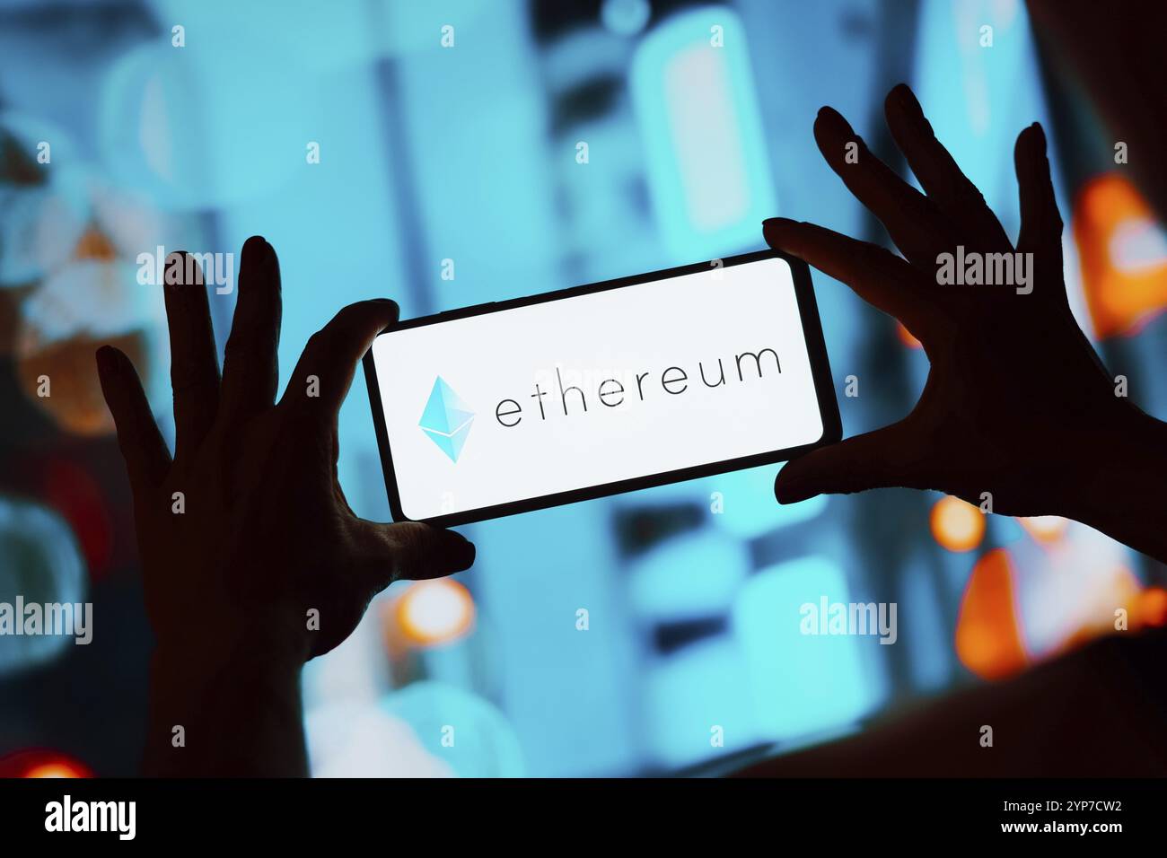In questa immagine, il logo Ethereum viene visualizzato sullo schermo di uno smartphone Foto Stock