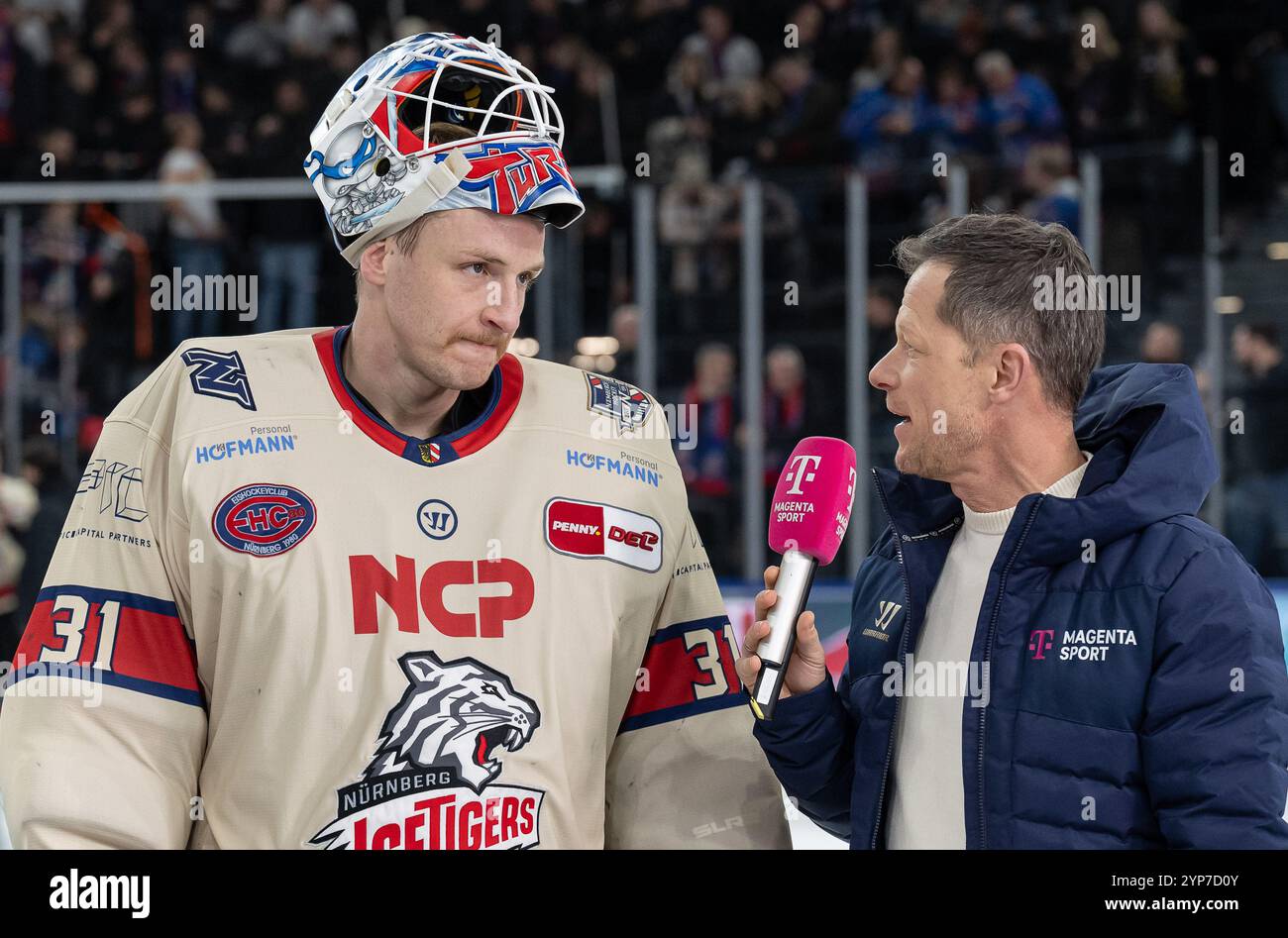 Niklas Treutle (Torwart, Nuernberg Ice Tigers, #31) beim Fernseh - intervista mit Sascha Bandermann (moderatore, MagentaSport) nach der Partie. GER, EHC Red Bull Muenchen vs. Nuernberg Ice Tigers, Eishockey, DEL, 21. Spieltag, Saison 2024/2025, 28.11.2024. Foto: Eibner-Pressefoto/Heike Feiner Foto Stock