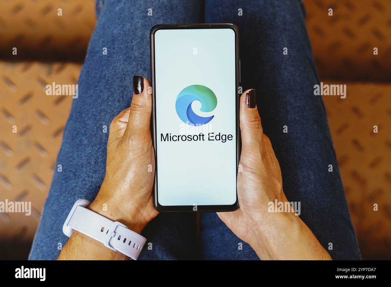 In questa immagine, il logo Microsoft Edge viene visualizzato sullo schermo di uno smartphone Foto Stock