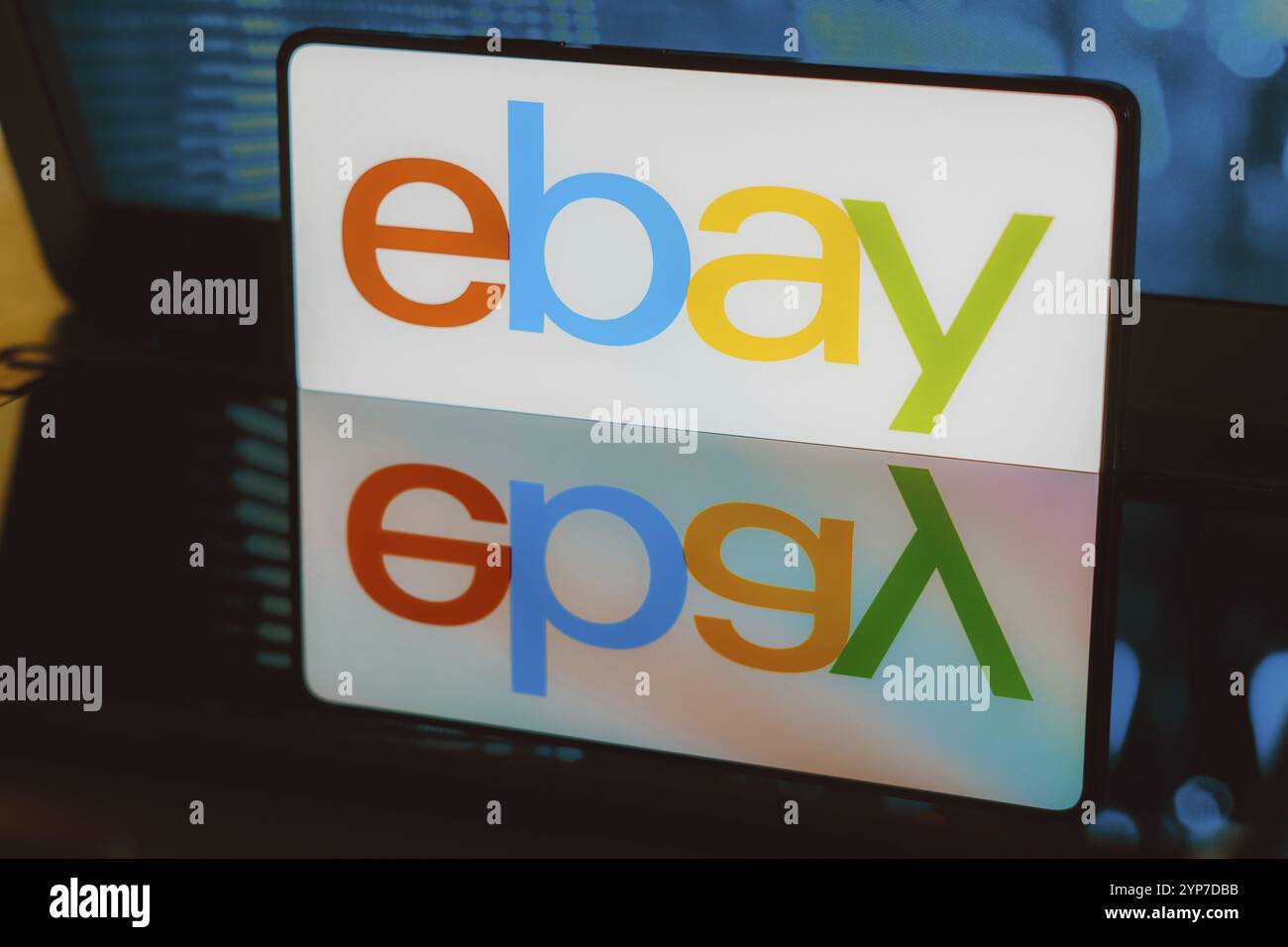 In questa immagine, il logo eBay viene visualizzato sullo schermo di uno smartphone Foto Stock
