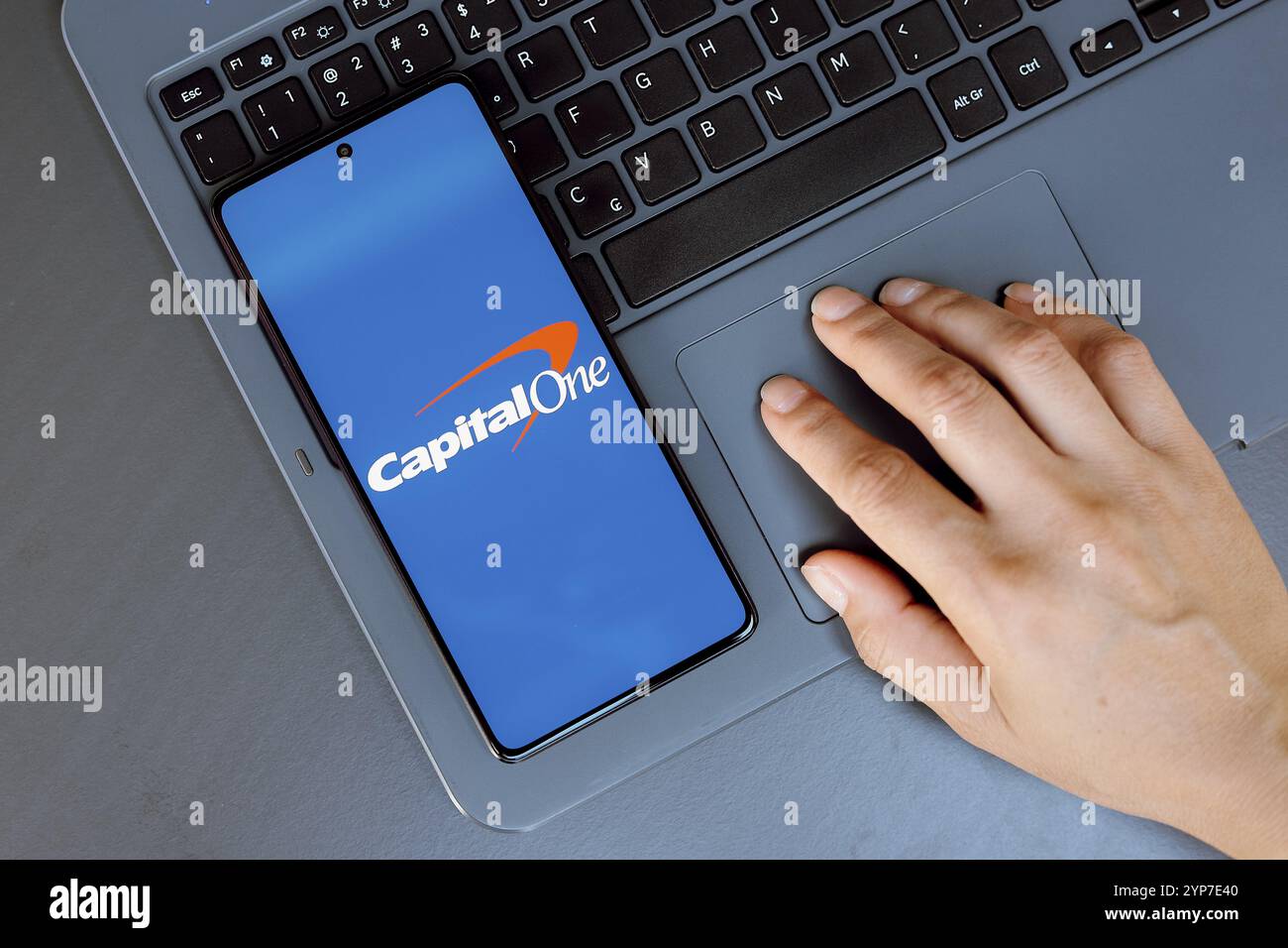 In questa immagine, il logo Capital One viene visualizzato sullo schermo di uno smartphone Foto Stock