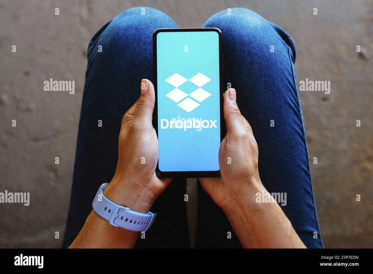 In questa immagine, il logo Dropbox viene visualizzato sullo schermo di uno smartphone mobile Foto Stock