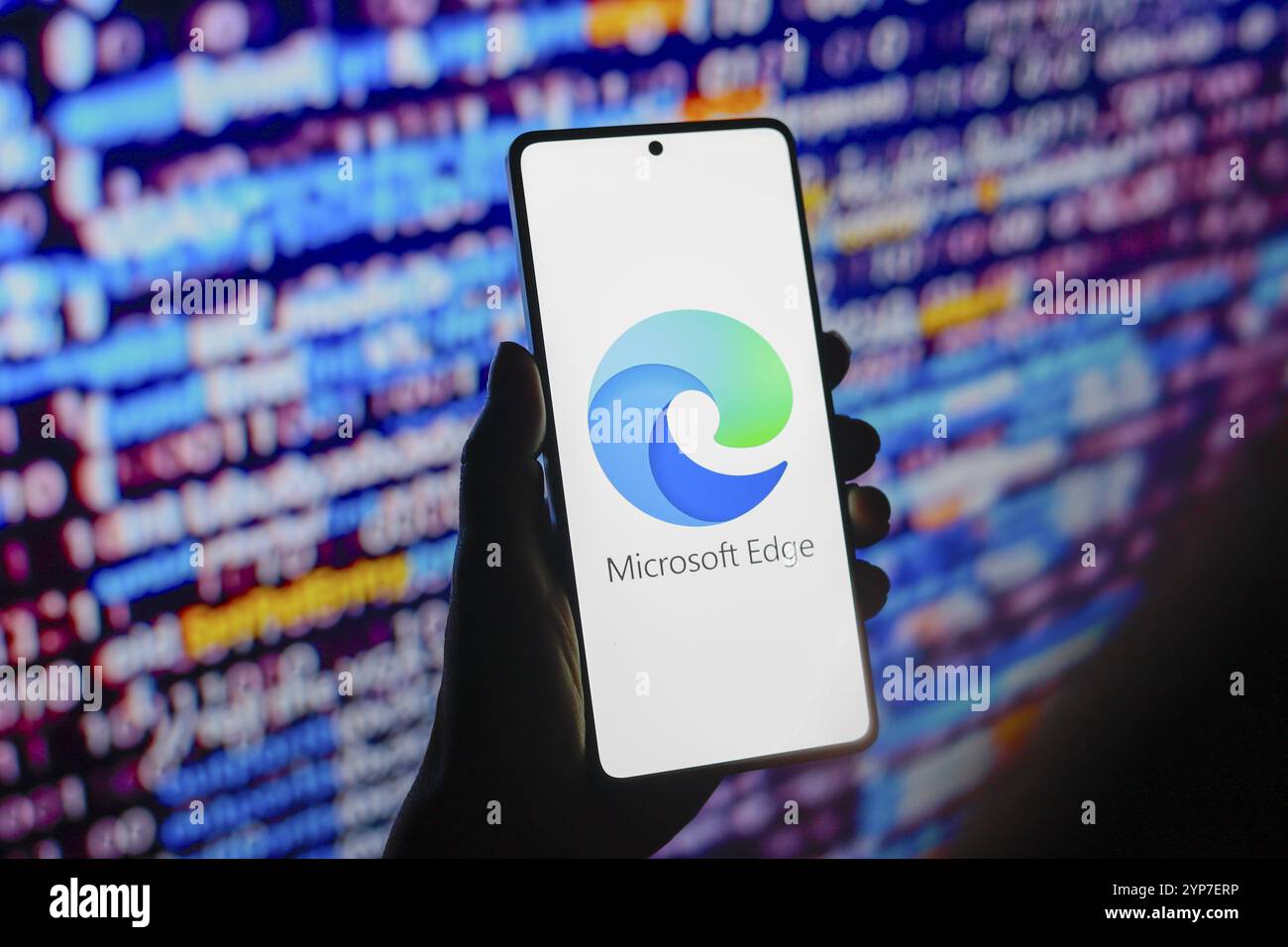 In questa immagine, il logo Microsoft Edge del browser Web viene visualizzato sullo schermo di uno smartphone Foto Stock