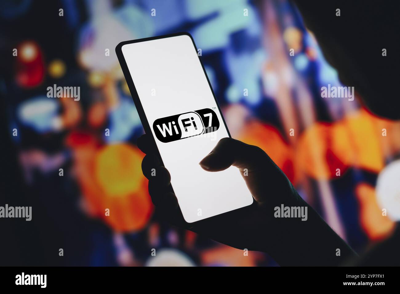 In questa immagine, il logo Wi-Fi 7 viene visualizzato sullo schermo di uno smartphone Foto Stock