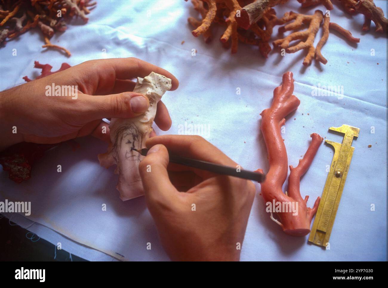 La lavorazione del corallo per la realizzazione di prodotti orafi, un'antica tradizione di Torre del Greco. Napoli Foto Stock