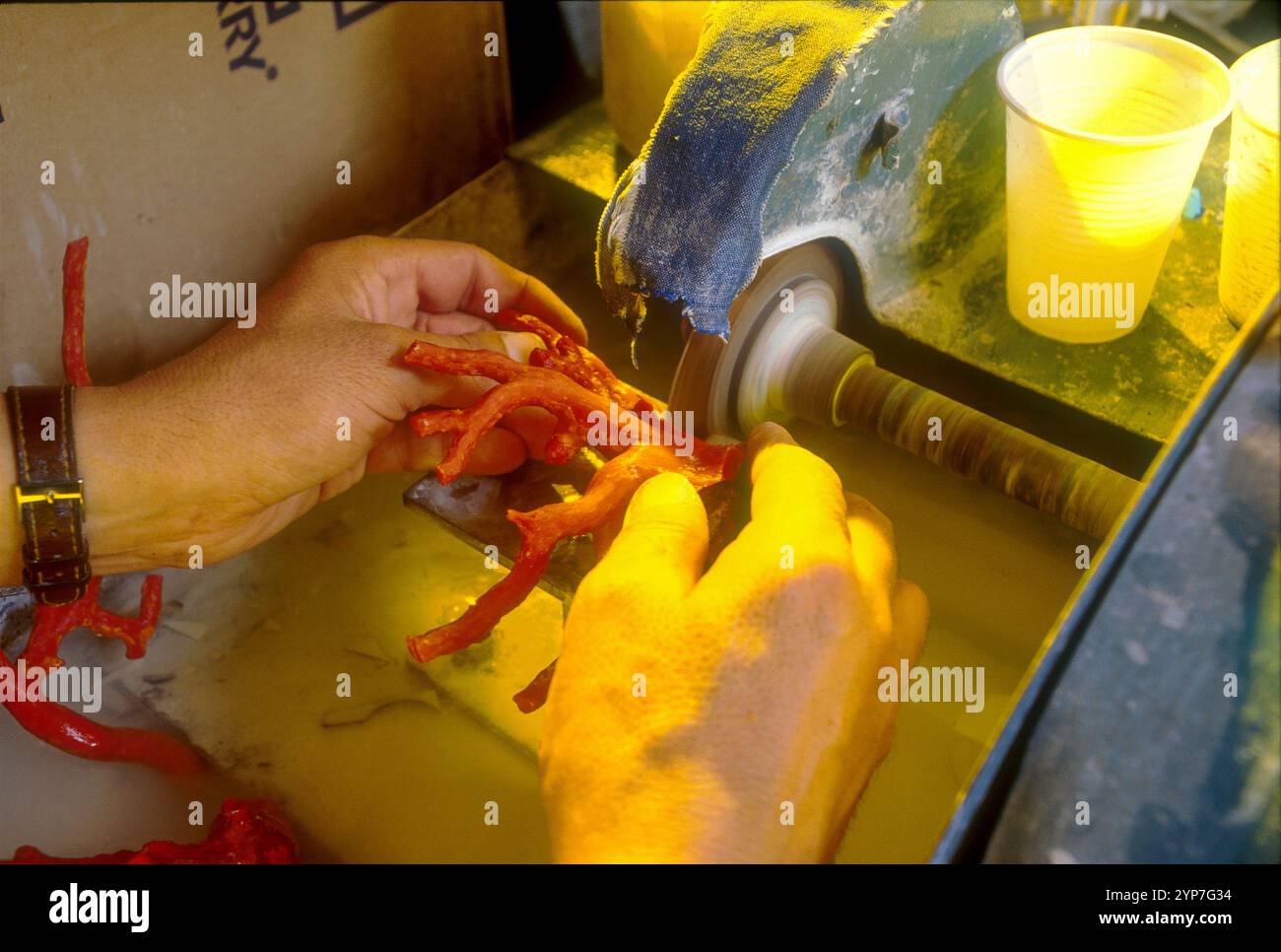 La lavorazione del corallo per la realizzazione di prodotti orafi, un'antica tradizione di Torre del Greco. Napoli Foto Stock