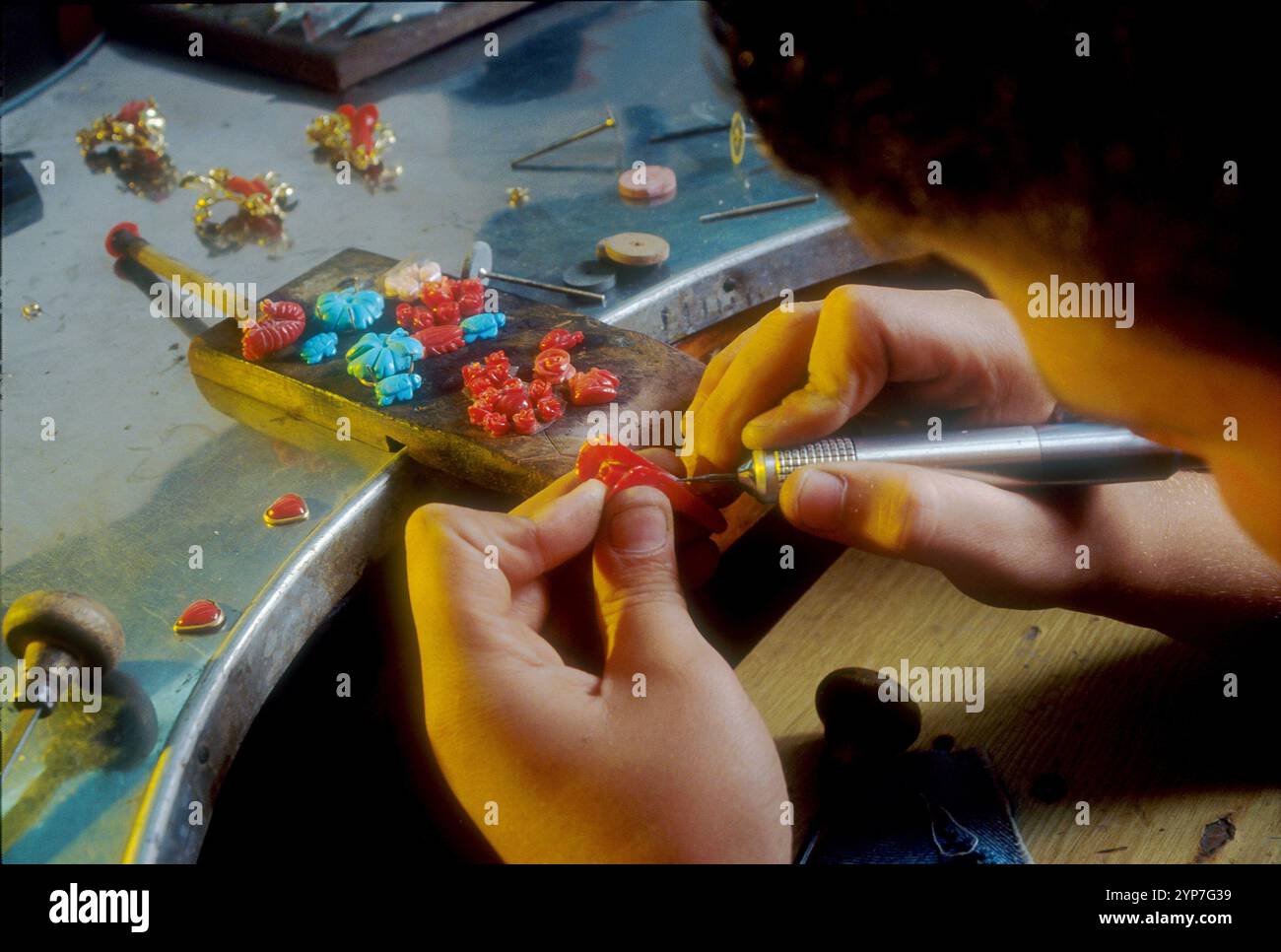 La lavorazione del corallo per la realizzazione di prodotti orafi, un'antica tradizione di Torre del Greco. Napoli Foto Stock