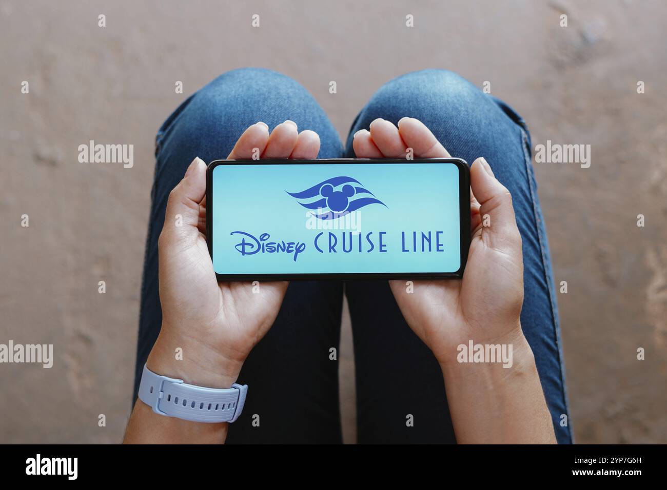 In questa illustrazione fotografica, il logo Disney Cruise Line (Magical Cruise Company) viene visualizzato sullo schermo di uno smartphone Foto Stock