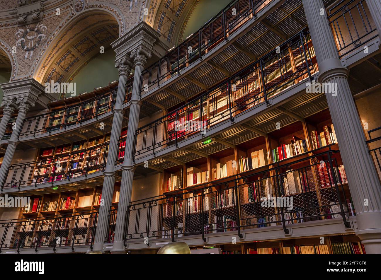 PARIGI, FRANCIA, 20 OTTOBRE 2022 : Sala di lettura ovale nella Biblioteca Nazionale, sito Richelieu, Parigi, francia, costruita dagli architetti Jean-Louis Pascal. E Alf Foto Stock