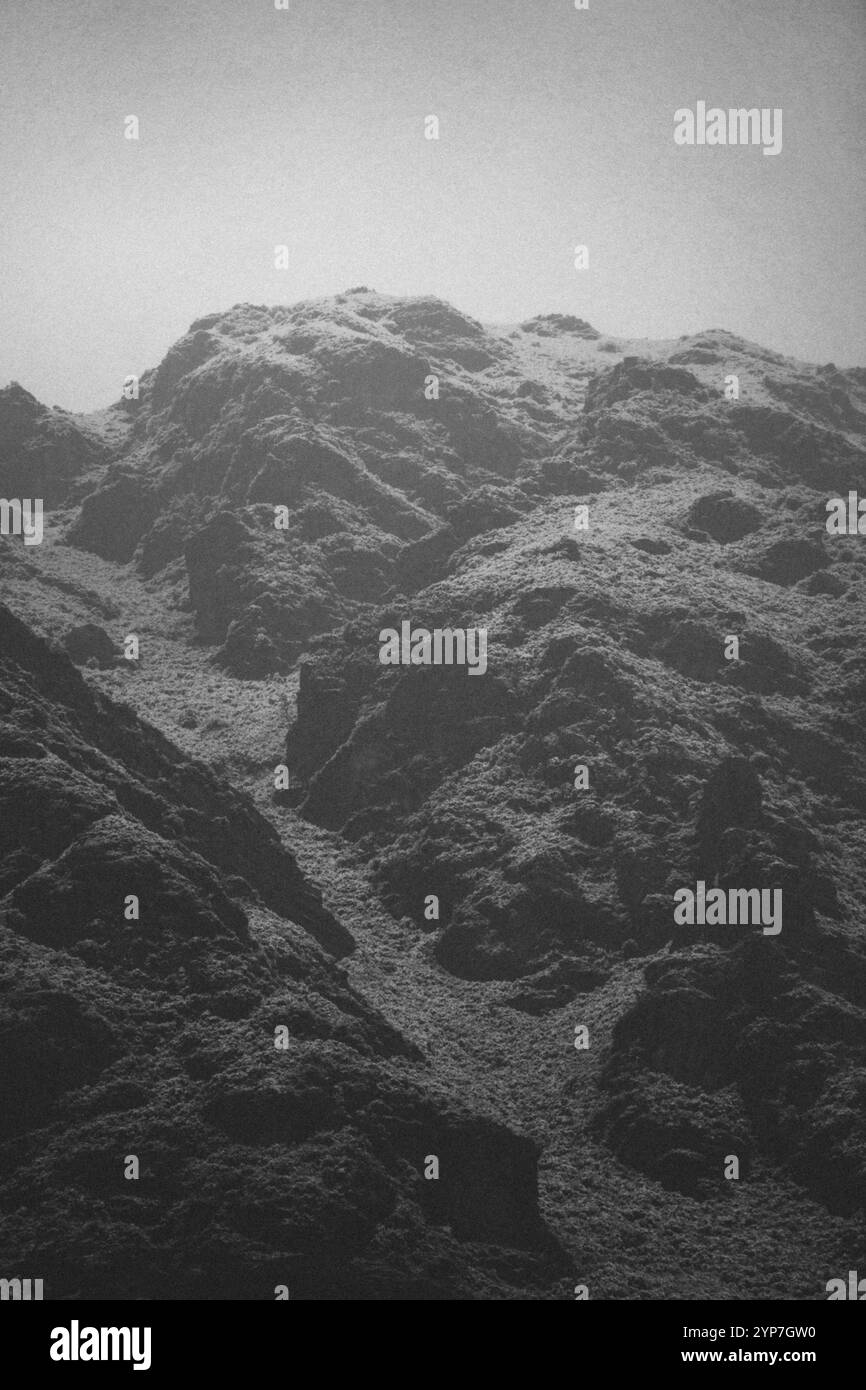 Rocce aride e ruvide strutture montane in un paesaggio monocromatico, Wanaka, nuova Zelanda, Oceania Foto Stock