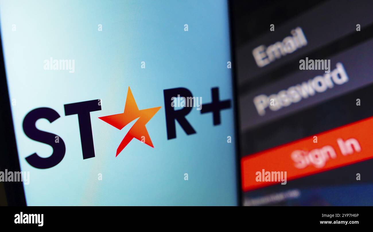 In questa immagine, il logo Star Plus viene visualizzato sullo schermo di uno smartphone, accanto a una schermata di accesso, con e-mail, password e accesso Foto Stock