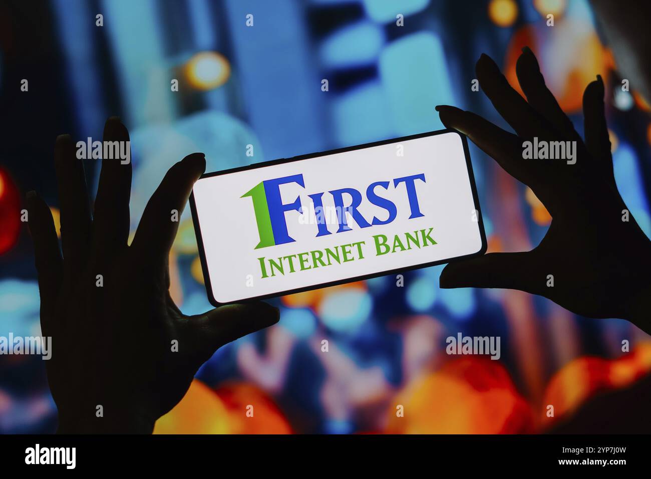 In questa immagine, il logo del primo Internet Bank viene visualizzato sullo schermo di uno smartphone Foto Stock