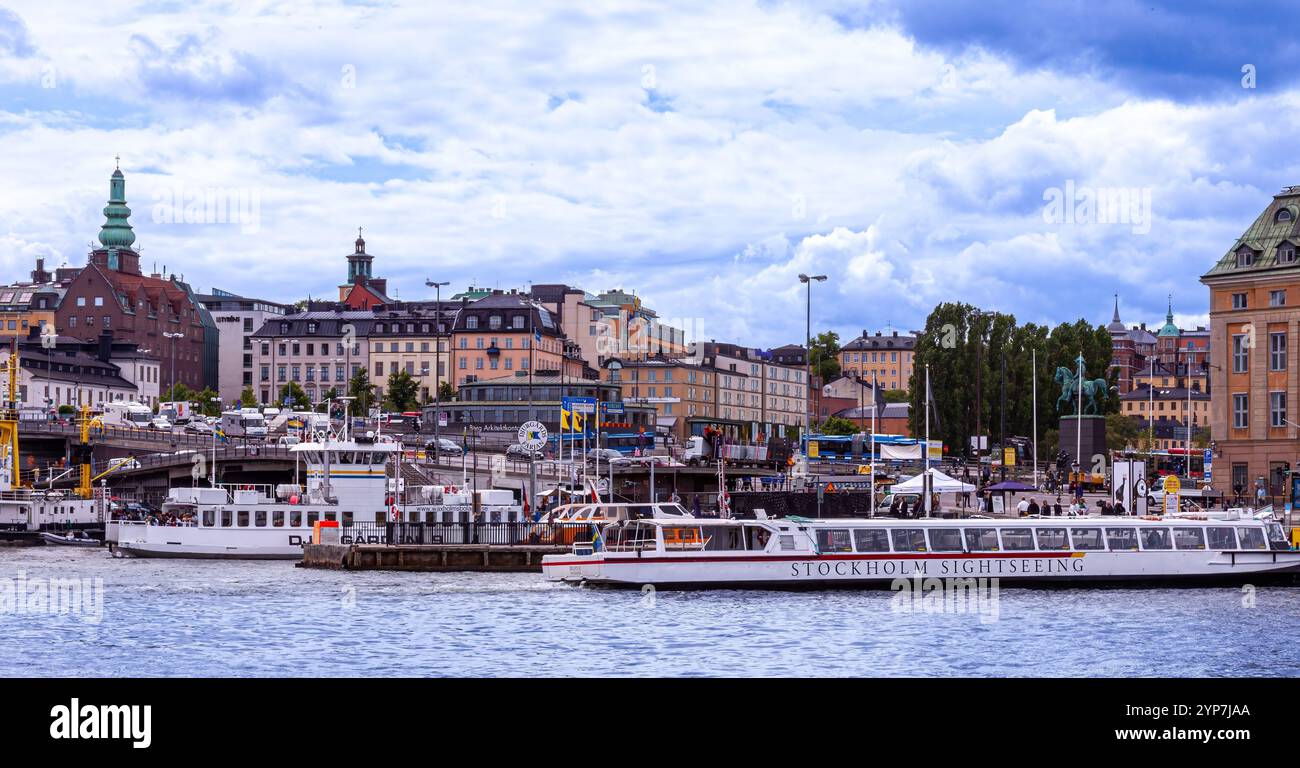 Stoccolma, Svezia 2025. Splendida vista di Stoccolma al tramonto e all'alba, bellissime vecchie case che si estendevano accanto ad essa in Svezia Foto Stock