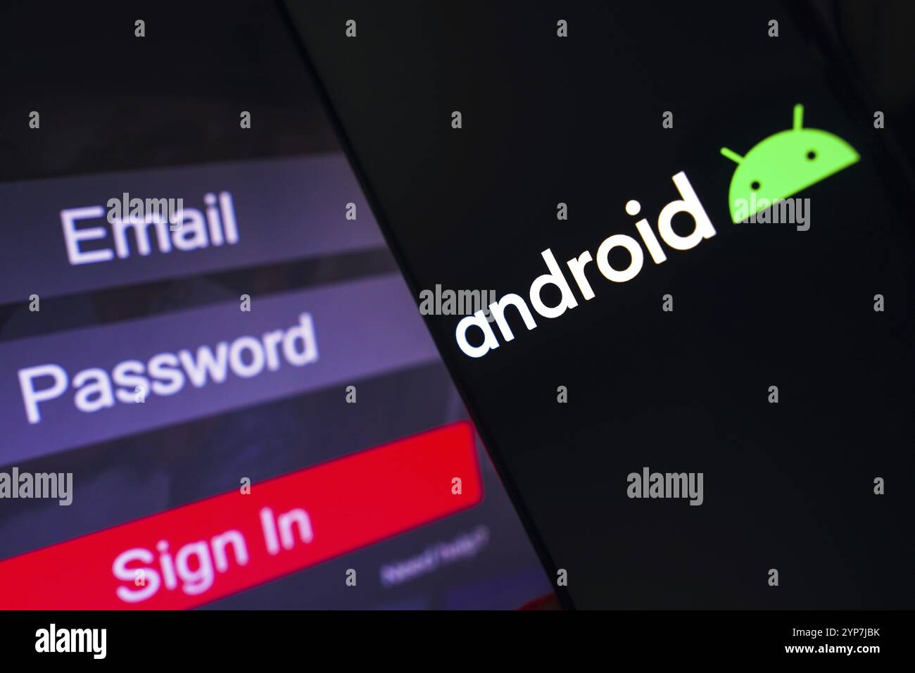 In questa immagine, il logo Android viene visualizzato sullo schermo di uno smartphone, accanto a una schermata di accesso, con e-mail, password e accesso Foto Stock